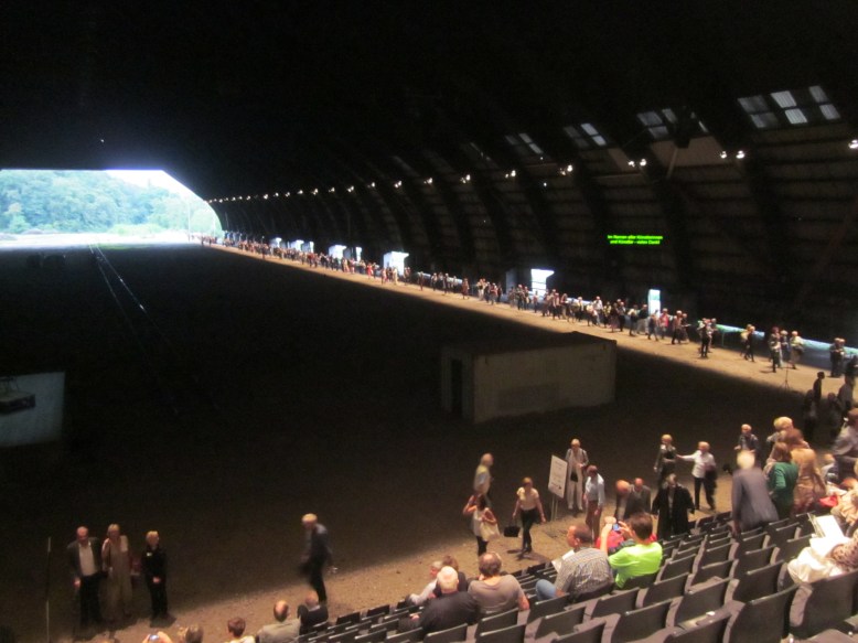 Voorstelling Accattone, Ruhrtriennale, de hal stroomt vol